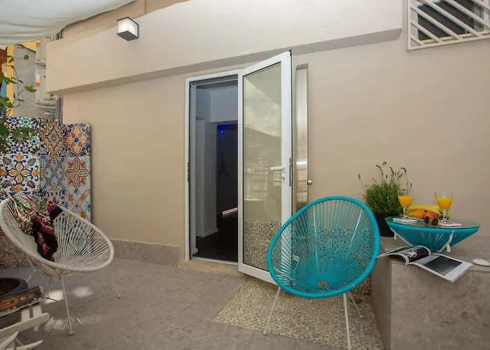 Capsulehotel Loc Hospitality Urban Den *