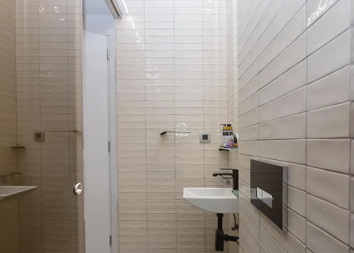 Loc Hospitality Urban Den Capsulehotel