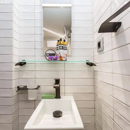 Loc Hospitality Urban Den Capsule hotel *