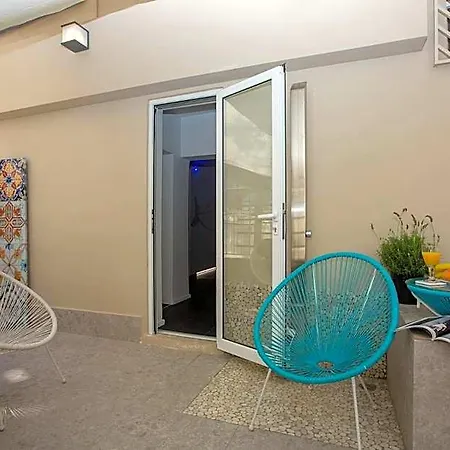 Loc Hospitality Urban Den *