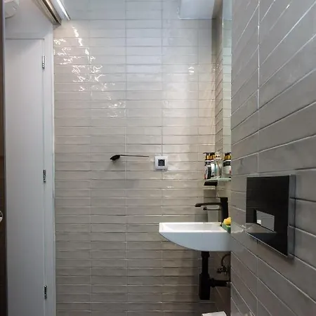 Loc Hospitality Urban Den Capsule hotel *